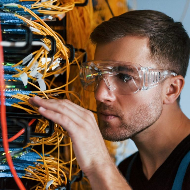 Flugsicherungstechniker bei der Arbeit Flugsicherungstechniker bei der Arbeit