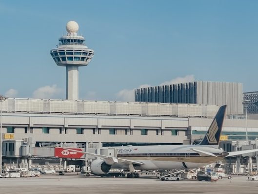 Flughafen mit Flugzeug und Tower Flughafen mit Flugzeug und Tower